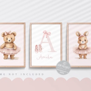 Op de afbeelding: Drie afdrukbare kinderkamerkunstprints met een bruine teddybeer, een roze letter A met de naam Amelia en een bruin konijn, allemaal met roze tutu's en roze balletten. De prints hebben een aquarelstijl en zijn op een witte achtergrond.