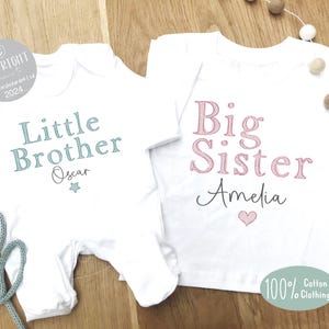 T-shirt assorti pour frères et sœurs et bébé qui grandit, nouveau bébé, cadeau pour frère, nouveau cadeau grand frère, vêtements assortis pour frères et sœurs, haut personnalisé