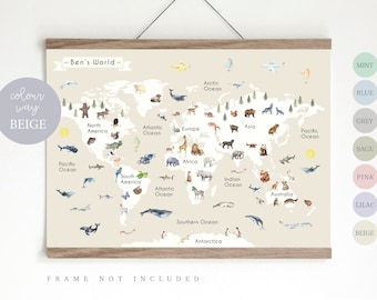 Peut inclure: Une carte du monde beige avec un cadre en bois. La carte est décorée d'animaux et de points de repère de différents continents. Les continents sont étiquetés en texte noir. La carte est entourée d'un nuancier avec les couleurs menthe, bleu, gris, sauge, rose, lilas et beige.