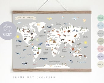 Peut inclure: Une carte du monde grise avec des illustrations d'animaux et des repères. La carte, avec le texte « Let's Explore », est présentée dans un cadre en bois. Le schéma de couleurs est gris, avec des éléments éducatifs.