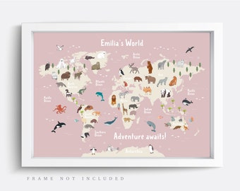 Peut inclure: Une carte du monde rose avec un contour brun clair et divers animaux de différents continents. La carte comprend le texte "Emilia's World" et "Adventure awaits!"