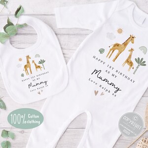 Op de afbeelding: Een witte romper en een slabbetje met een giraffenprint en de tekst "Happy 1st Birthday as my Mummy Love Ralph xx".