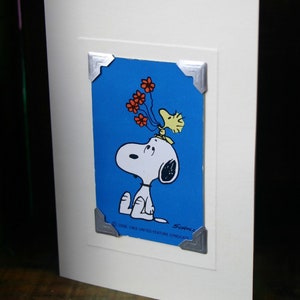 Carte de voeux/anniversaire faite main. Véritable carte à jouer vintage, années 1980 - Snoopy & Woodstock. Cacahuètes. Fleurs rouges. Amour. Amitié, mignon