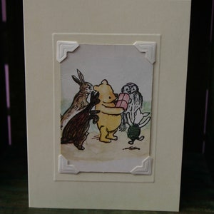 Carte de voeux/anniversaire faite main. Véritable carte à jouer vintage, années 1970 ; Ourson et ses amis avec un cadeau d'anniversaire. E H Berger Porcelet Hibou Kanga