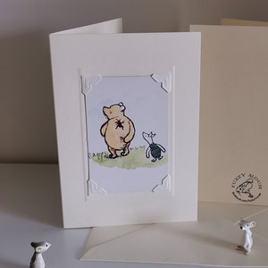 Carte de voeux/anniversaire faite main. Véritable carte à jouer vintage, années 1970 ; Winne l'ourson et porcelet - et un scarabée. E H Berger, araignée, amis