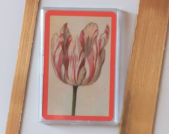 Op de afbeelding: Een kaart in vintage stijl met een illustratie van een rood-wit gestreepte tulp. De kaart is ingelijst in een gouden lijst.