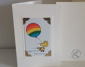 Carte de voeux/anniversaire faite main Woodstock. Véritable carte à jouer vintage, carte poinçon des années 1980. Cacahuètes avec ballon Pride arc-en-ciel. Autisme