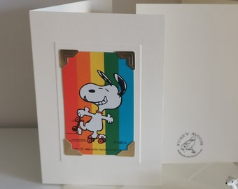 Carte de voeux/anniversaire faite main. Véritable carte à jouer vintage, carte poinçon des années 1980. Patins à roulettes et arc-en-ciel de Peanuts' Snoopy. Fait main.