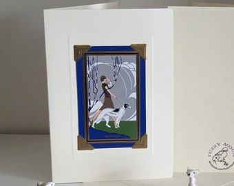 Op de afbeelding: Een witte kaart met een blauwe en gouden rand. De kaart toont een vrouw die een hond uitlaat in een gestileerde art deco-stijl. De tekst "remarkable" is in wit op een groene achtergrond gedrukt aan de onderkant van de afbeelding. De achterkant van de kaart is leeg met een klein logo in de rechterbenedenhoek.