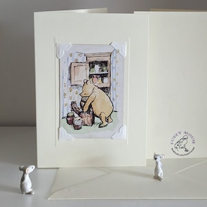 Carte de voeux/anniversaire faite main. Véritable carte à jouer vintage, années 1970 ; Winne l'ourson et ses pots de miel. E H berger ; amitié, nostalgie