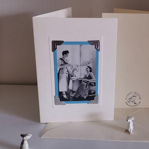 Carte de voeux/anniversaire faite main. Véritable carte à jouer vintage, deux femmes des années 50, glamour, bordure bleue ; mère fille, amitié, amour