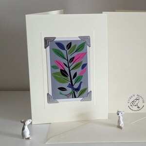 Carte de vœux/anniversaire faite à la main. Véritable carte à jouer vintage, carte pont Caspari des années 1970 ; argent, feuilles rétro, oiseaux, cadeau cool kitsch