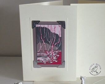 Op de afbeelding: Een blanco kaart met een zilveren frame rond een roze en grijze illustratie van bomen. De kaart is dubbelgevouwen en heeft een witte envelop. De achterkant van de kaart heeft een kleine, ronde, paarse stempel met de tekst "Fuzzy Mouse".