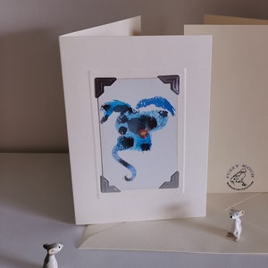 Carte de vœux/anniversaire faite à la main. Véritable carte à jouer vintage, années 1980 - joli chien avec fleur ; empreintes de pouce, chiot, amis, cadeau des années 80, bonjour