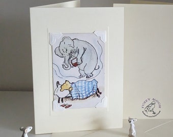Op de afbeelding: Een witte kaart met een afbeelding van een kleine beer in bed met een blauw-wit gestreept dekbed. Een grote olifant staat boven het bed en houdt een fles vast. De kaart heeft een witte rand en een wit hoekontwerp. De achterkant van de kaart is blanco met een klein logo in de rechterbenedenhoek.