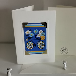 Carte de voeux/anniversaire faite main. Véritable carte à jouer vintage, années 1970 - vélo, panier, fleurs, vélo, cycle, shopper, balade à vélo, cycliste