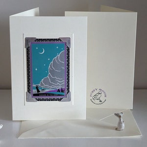 Carte de voeux/anniversaire faite main. Véritable carte à jouer vintage, ciel étoilé Art déco des années 1930, lune et nuages ; Nuages à l'ouest