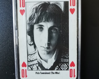 Op de afbeelding: Een speelkaart met een zwart-witfoto van Pete Townshend (The Who) op een witte achtergrond. De kaart is een 10 van harten.