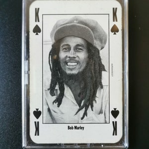 Aimant pour réfrigérateur ~ Bob Marley ~ Véritable carte à jouer, de NME 1991 « Leader Of The Pack » ~ cadeau de fan rare et amusant ! Lamentations, Jamaïque, Rastafari
