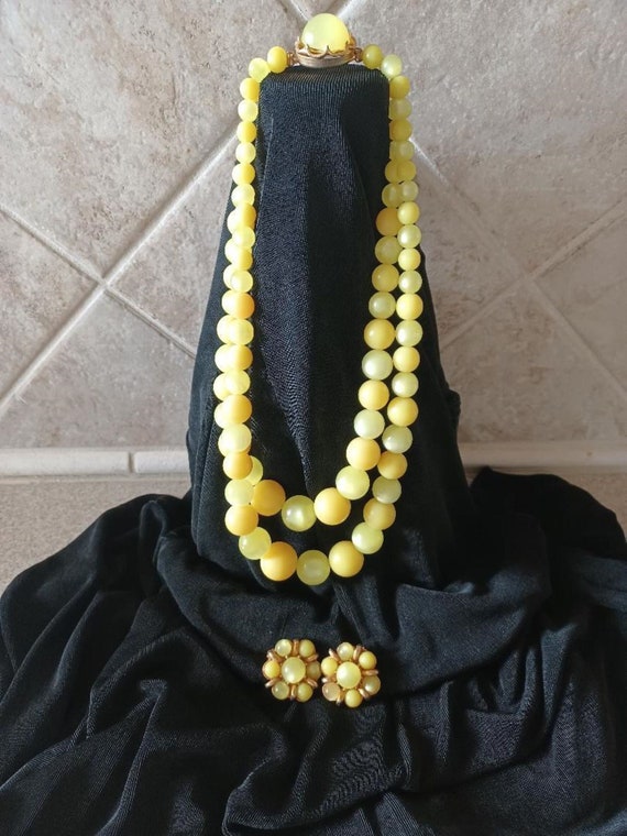 Yellow costume necklace and matching jewelry; Glas