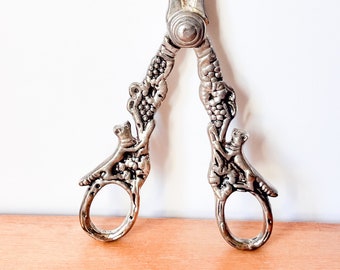 1970s English Fox Patterened Grape Shears. Vintage Victorian Table Ware. Silver Plated Shears.