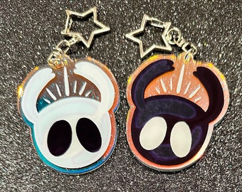 Llavero de Hollow Knight con arcoíris