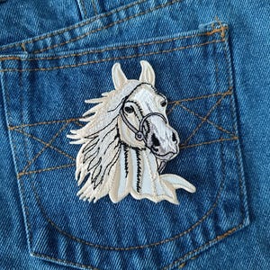 Cream Horse Patch Cartoon Cool Badge Patch Iron On Patches for Jackets Jeans Caps T-Shirt DIY Unique Gift