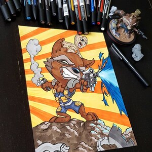 Peut inclure: Une illustration de bande dessinée de Rocket Raccoon des Gardiens de la Galaxie, tenant un blaster et tirant un faisceau bleu. Rocket porte une combinaison bleue et marron et a une petite créature extraterrestre sur le dos. L'arrière-plan est un motif rayé jaune et orange.