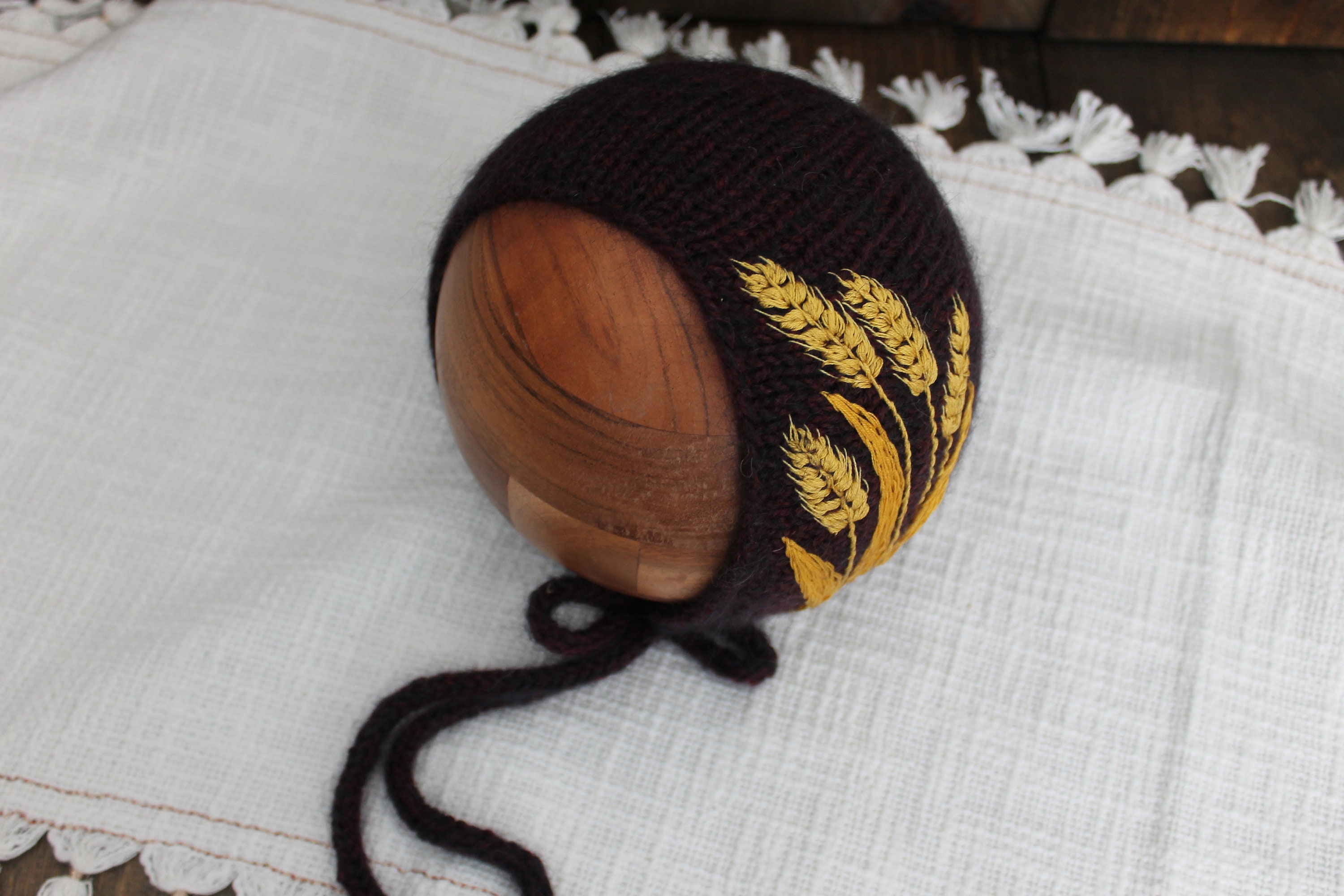 Sombrero de trigo dorado para posar - accesorio para posar - fotografía de otoño