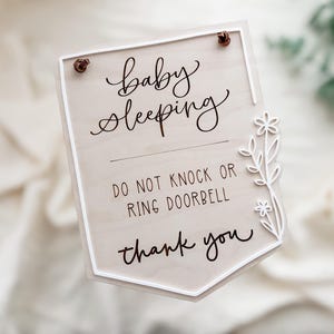 Plaque pour porte bébé : suspension en bois florale « Ne pas déranger »