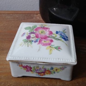 Vintage jewelry box trinket box with flowers. Made in Japan