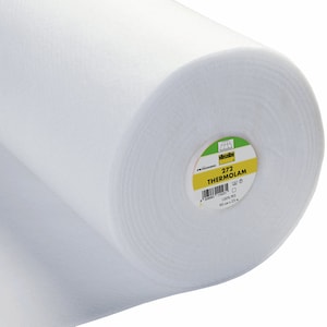 Peut inclure: Un rouleau blanc de tissu thermocollant 272 Therm-O-Lam. L'étiquette est verte et jaune avec le texte "272 Therm-O-Lam" et "100% PES".