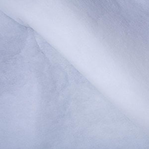 Puede incluir: Primer plano de una tela azul claro con una textura lisa y uniforme. La tela está doblada por la mitad, creando un pliegue diagonal.