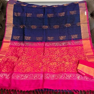 Marineblaue Uppada Seide Hochzeit Saree: Pfau & Blumen Zari