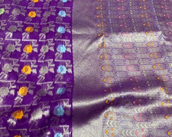Sari di seta in organza floreale viola: bordo in zari argento, sari da sposa indiano