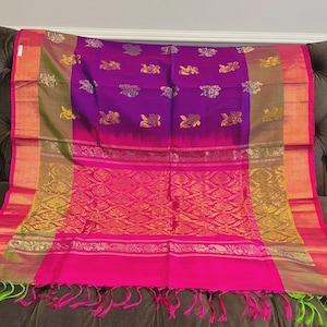 Lila Uppada Seide Hochzeit Saree: Silber & Gold Zari, Rani Pink Pallu