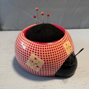 Lieveheersbeestje speldenkussen Rocket Farms plantenbak postkaart Love Bug Rose gerecycleerd handgemaakt naaiwerk, quilt, tuin, hergebruikt