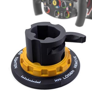 Puede incluir: Un soporte de pared Thrustmaster T818 negro y amarillo. El soporte tiene una base circular con las palabras "Apretar" y "Quitar" impresas. La imagen también muestra un volante de carreras y un componente de rueda rojo.