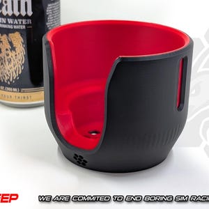 Può includere: Portabicchieri nero e rosso con forma cilindrica, progettato per contenere una lattina di bevanda. L'interno è rosso vivo, in contrasto con l'esterno nero. Il prodotto ha un ritaglio laterale e un motivo a nido d'ape sul fondo. Il testo "SIPKEEP" è visibile.