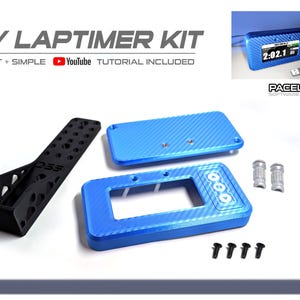 Może przedstawiać: Komponenty zestawu DIY Laptimer, w tym niebieska obudowa, czarny wspornik, śruby i kabel USB. Zestaw zawiera samouczek YouTube. Niebieski laptimer wyświetla czas 2:02.1. Oprogramowanie w zestawie.