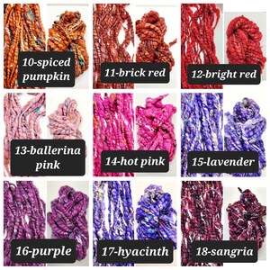 Op de afbeelding: Een collage van 9 garenklossen in verschillende kleuren, waaronder gekruide pompoen, baksteenrood, felrood, ballerina roze, felroze, lavendel, paars, hyacint en sangria. Elke klos is een unieke mix van kleuren en texturen.