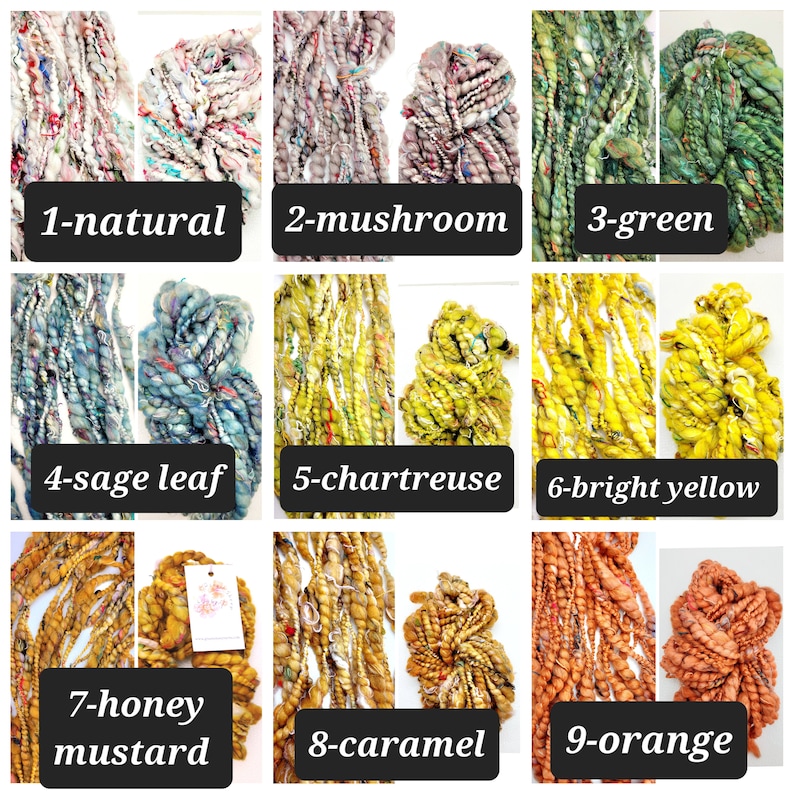 Op de afbeelding: Negen bollen handgesponnen garen in verschillende kleuren, waaronder naturel, champignon, groen, salieblad, chartreuse, felgeel, honingmosterd, karamel en oranje.