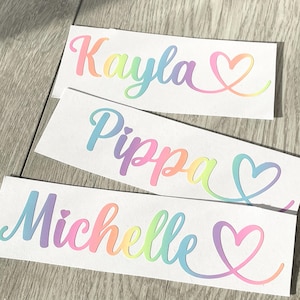 1,3,5,10 Nome personalizzato Adesivo ARCOBALENO Etichetta in vinile Adesivo in vetro Bottiglia d'acqua per la scuola Scatola Nomi e parole personalizzati F3