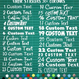 Peut inclure: Une feuille d'autocollants en vinyle blanc avec 26 designs différents. Chaque autocollant présente le texte "Custom Text" dans une variété de polices et de styles. La feuille comprend également un nuancier avec 30 couleurs différentes.