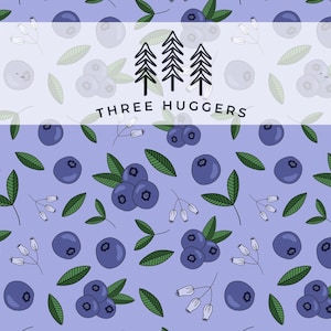Puede incluir: Patrón repetitivo de arándanos, hojas verdes y ramitas con flores blancas sobre un fondo lila claro. El texto "THREE HUGGERS" se muestra en una pancarta blanca. Ideal para tela o papel pintado.