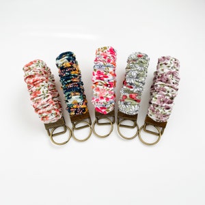 Llavero con coletero, coletero de muñeca, llavero floral, llaveros de muñeca bonitos, llavero de tela de algodón, regalo para amiga, regalo para mamá