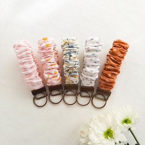 Llavero de muñeca con coletero, llavero con llavero, llavero con coletero, llavero de muñeca con flores, llaveros de muñeca bonitos, llavero de tela