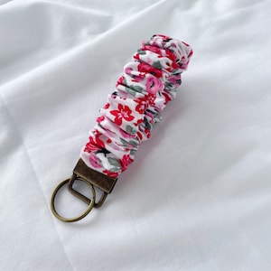 Heart Floral Keychain Scrunchie, gift for her, hearts keychain, scrunchie keychain, floral wristlet keychain