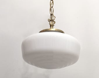 Lámpara colgante de estilo art déco vintage Mcm con globo opalino blanco de la lámpara de araña art decó de los años 50