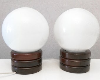 Lampade da tavolo in legno in stile nordico con grandi globi in vetro opalino bianco, coppia di lampade da tavolo laterali MCM degli anni '70, lampade in stile scandinavo